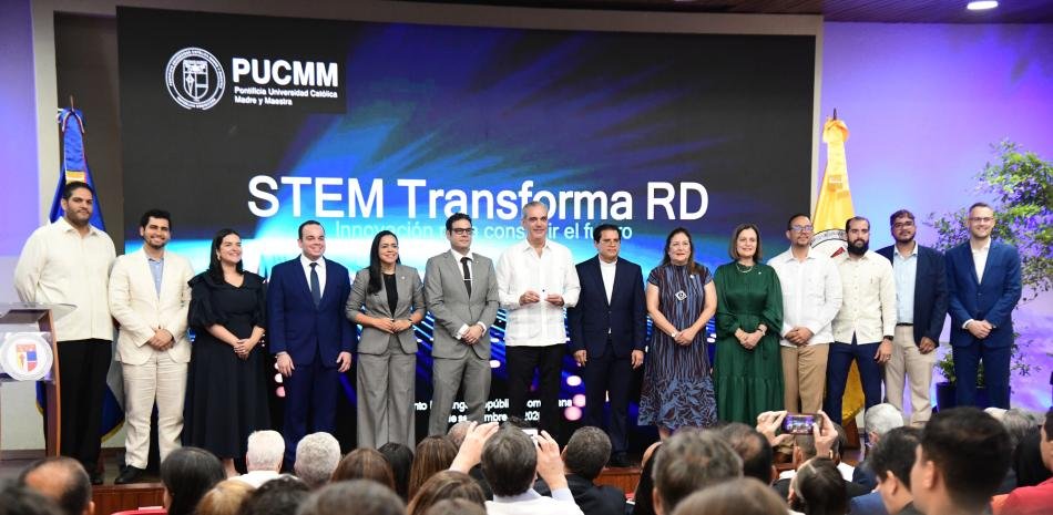 PUCMM exhibe su primer microchip universitario y Abinader lo enlaza con la agenda nacional de semiconductores