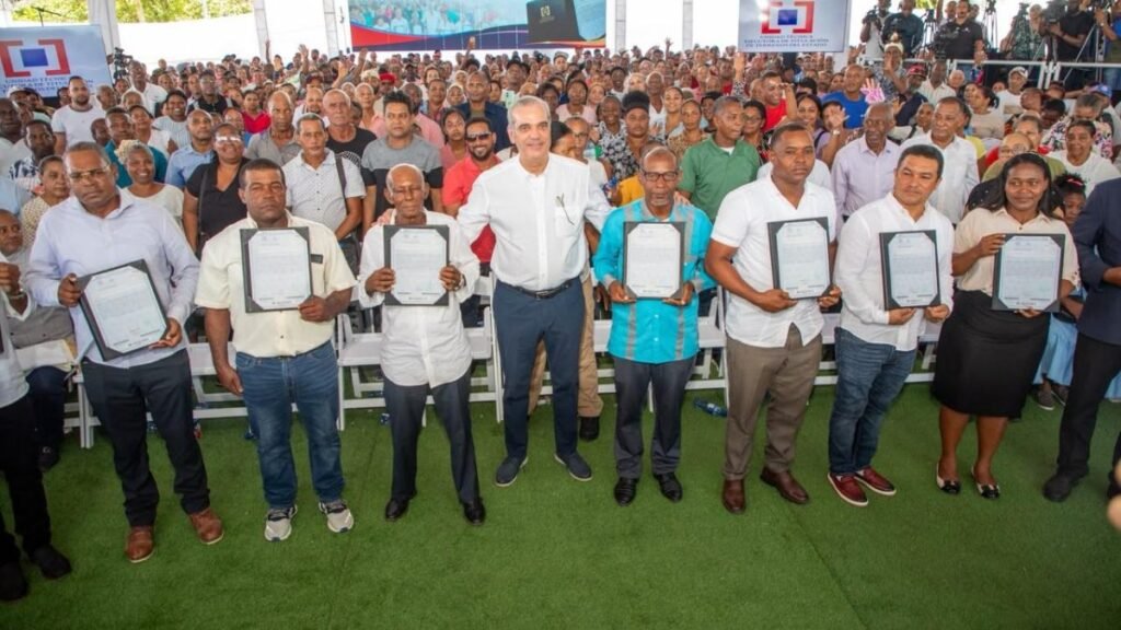 Abinader entrega 1,750 títulos en Los Alcarrizos y deja en evidencia la deuda pendiente de regularización estatal